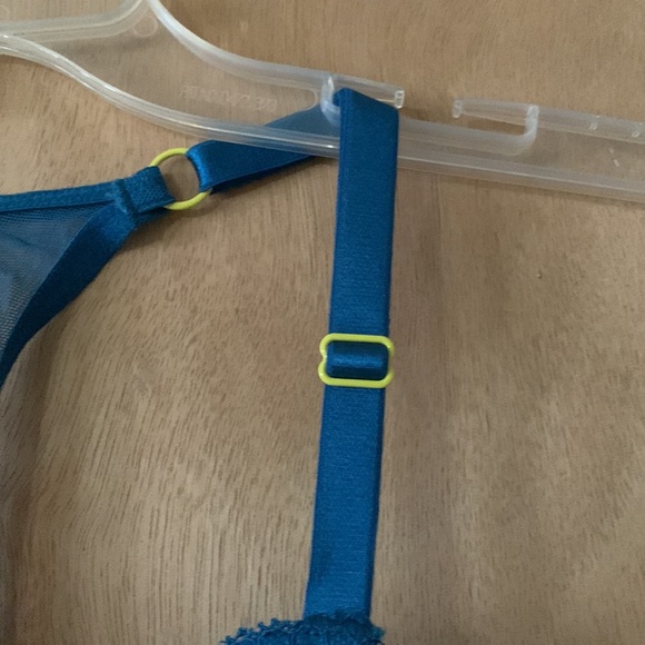 Victoria’s Secret - teal, mesh razor back bra w/animal print - Picture 3 of 9